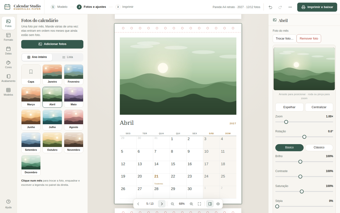 Editor do Calendar Studio com as fotos do ano à esquerda e a página do mês no centro